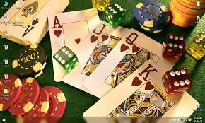 Tim klik88slots di kantor pusat kami dengan layar server dan stasiun kerja
